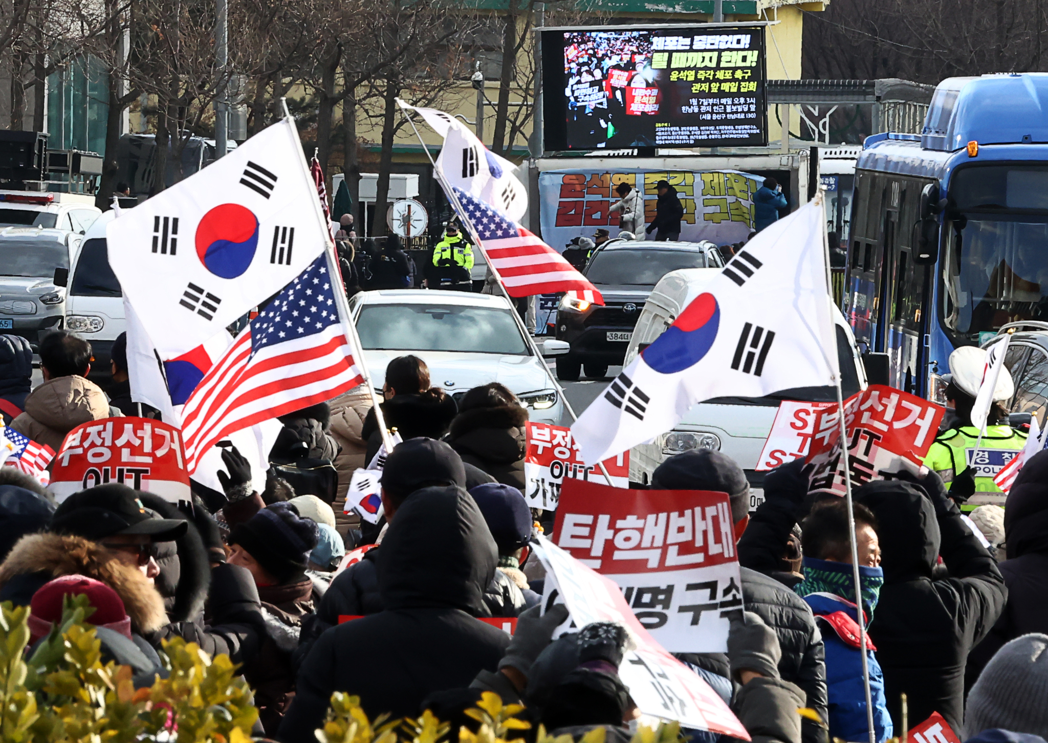 Protesters take to the streets in front of presidential residence in Yongsan District, central Seoul on Dec. 7. [YONHAP] 