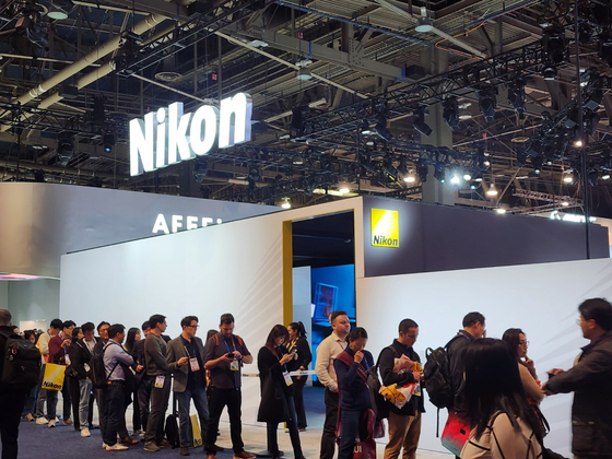 Visitors line up in front of Nikon's booth to have their photos taken by Nikon's mirrorless camera. [JIN EUN-SOO]