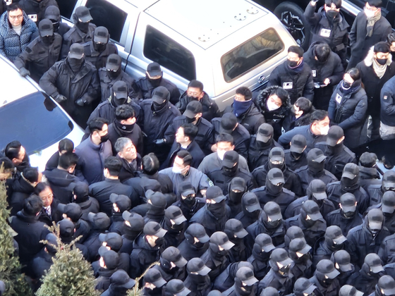 The 55th Guard Corps blocks investigators from entering the presidential residence in Yongsan District, central Seoul on Jan. 3. [NEWS1]