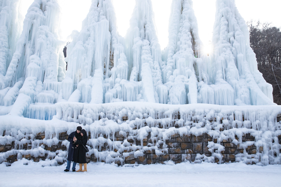 Chilgapsan Ice Fountain Festival invites visitors to the venue in Cheongyang County, South Chungcheong. [JOONGANG ILBO]