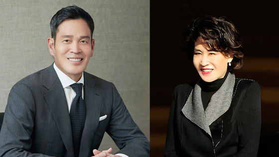 Shinsegae Group Chairman Chung Yong-jin, left, will buy mother Lee Myung-hee's entire 10 percent stake in Emart for 214.8 billion won. [YONHAP]