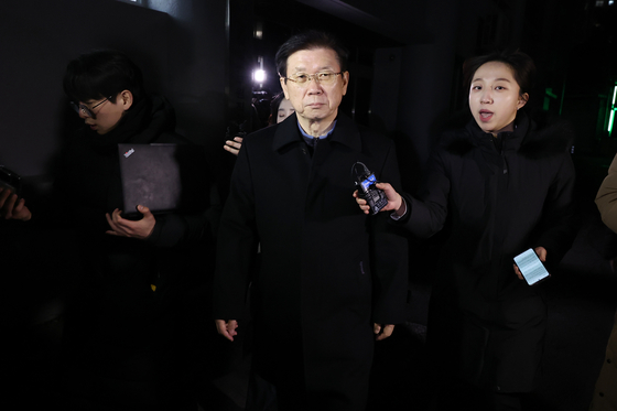 Former Presidential Security Service chief Park Chong-jun leaves the National Office of Investigation's headquarters in Seodaemun District, central Seoul, after being questioned on Friday. [YONHAP]