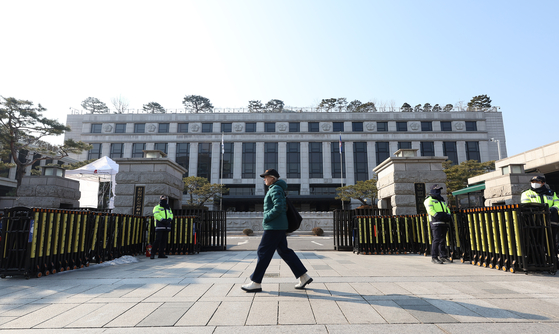 A passerby walks in front of the Constitutional Court in Jongno District, central Seoul, on Jan. 12. [YONHAP]