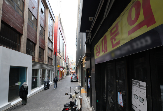 A banner on a closed restaurant in downtown Seoul advertising the space for rent on Sunday. [NEWS1]