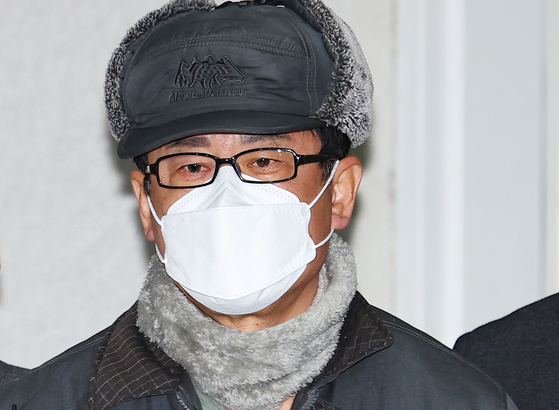 Noh Sang-won, former Defense Intelligence Command chief, is referred to the prosecution from a police station on Dec. 24, 2024. [YONHAP]