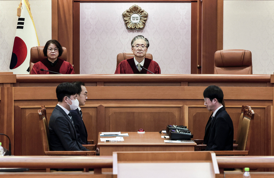 Constitutional Court Justices Kim Hyung-du, center, and Kim Bok-hyeong preside over the preparatory session for suspended Prime Minister Han Duck-soo's impeachment trial at the court in Jongno District, central Seoul, on Jan. 13. [NEWS1]