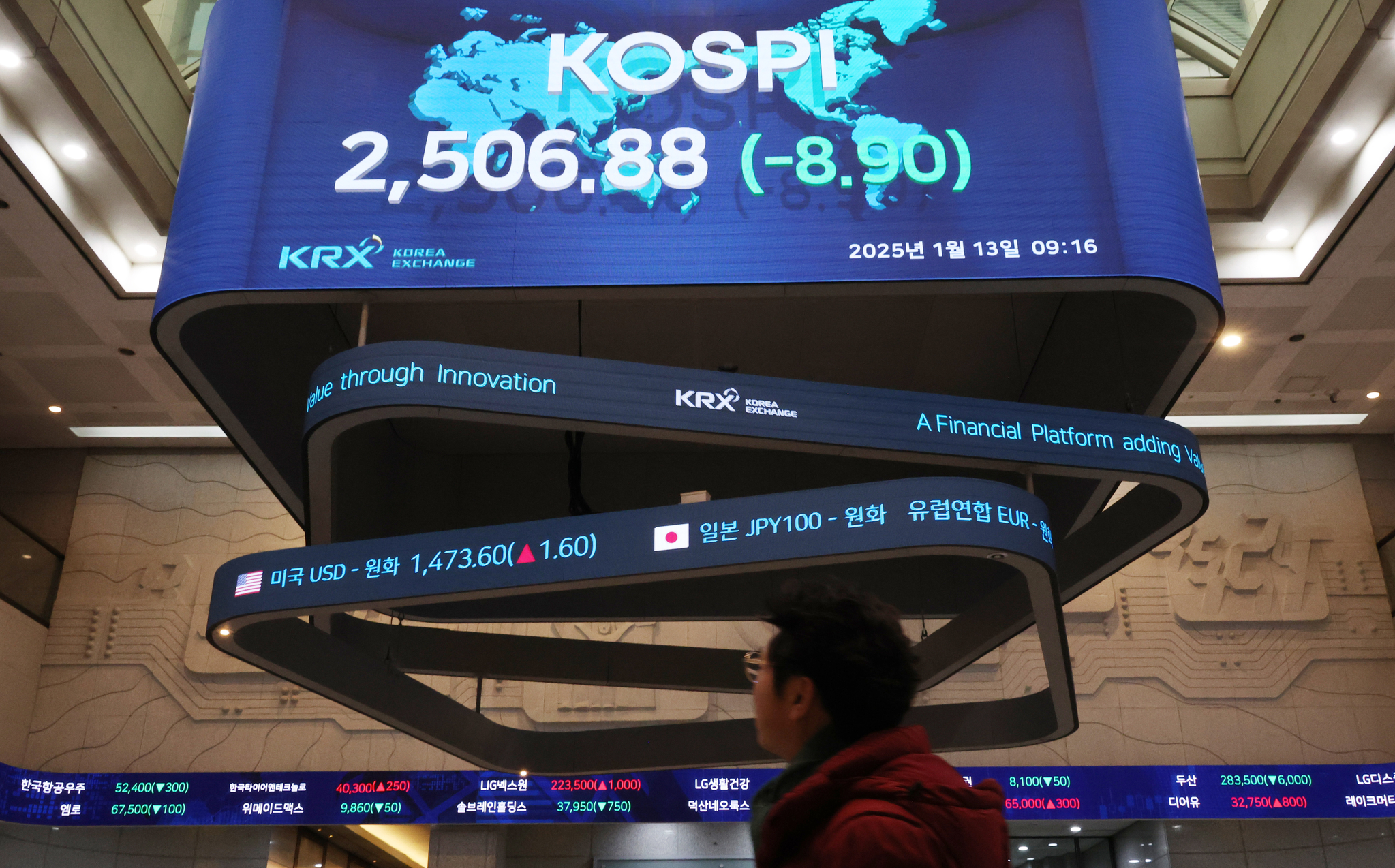 A screen in Korea Exchange in western Seoul shows the Kospi opening on Monday. [YONHAP] 