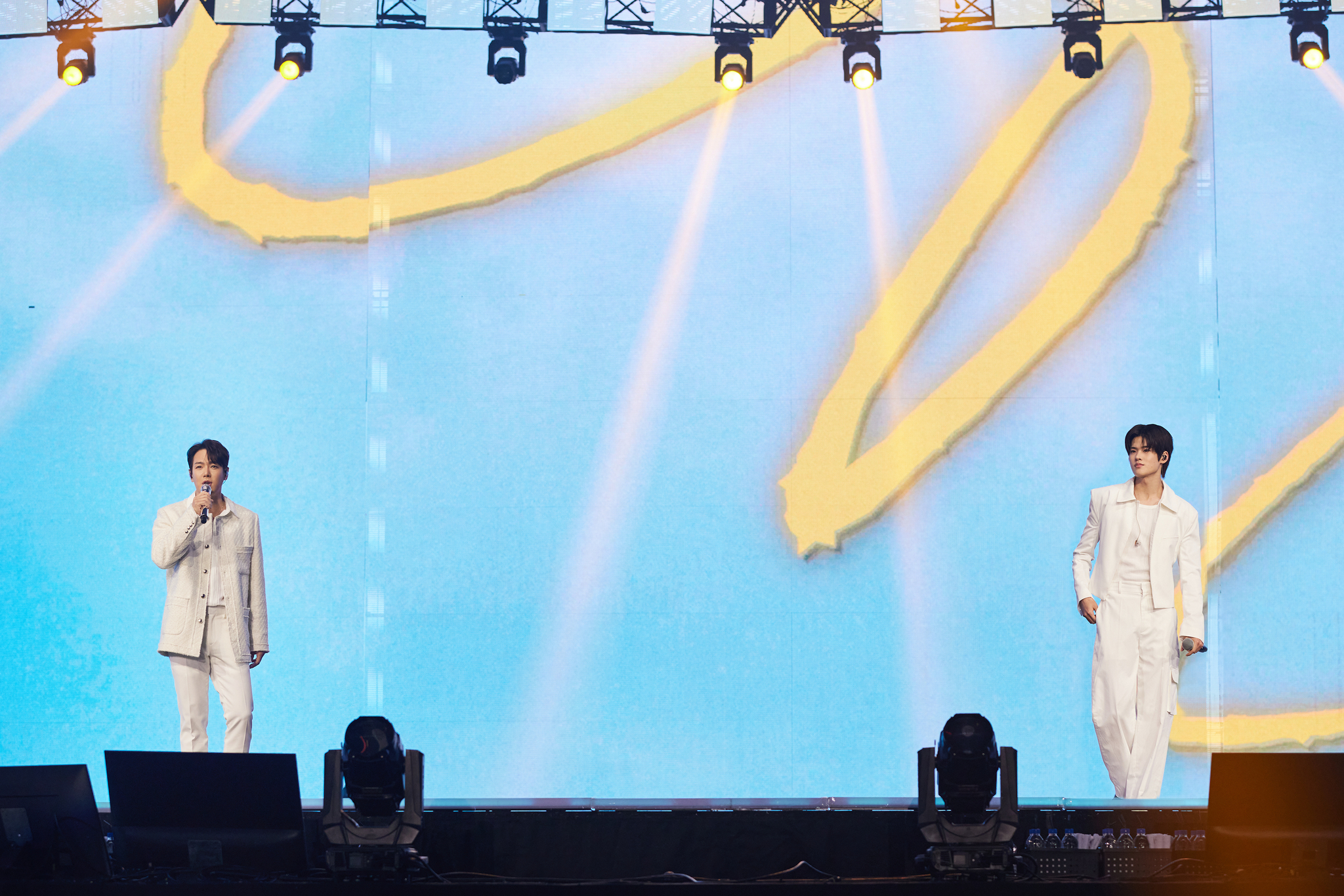 Hwanhee of Fly to the Sky, left, and Sohee of Riize collaborate at the “SMTOWN Live 2025 [The Culture, The Future] in Seoul” held at the Gocheok Sky Dome in western Seoul on Jan. 11 and 12. [SM ENTERTAINMENT]