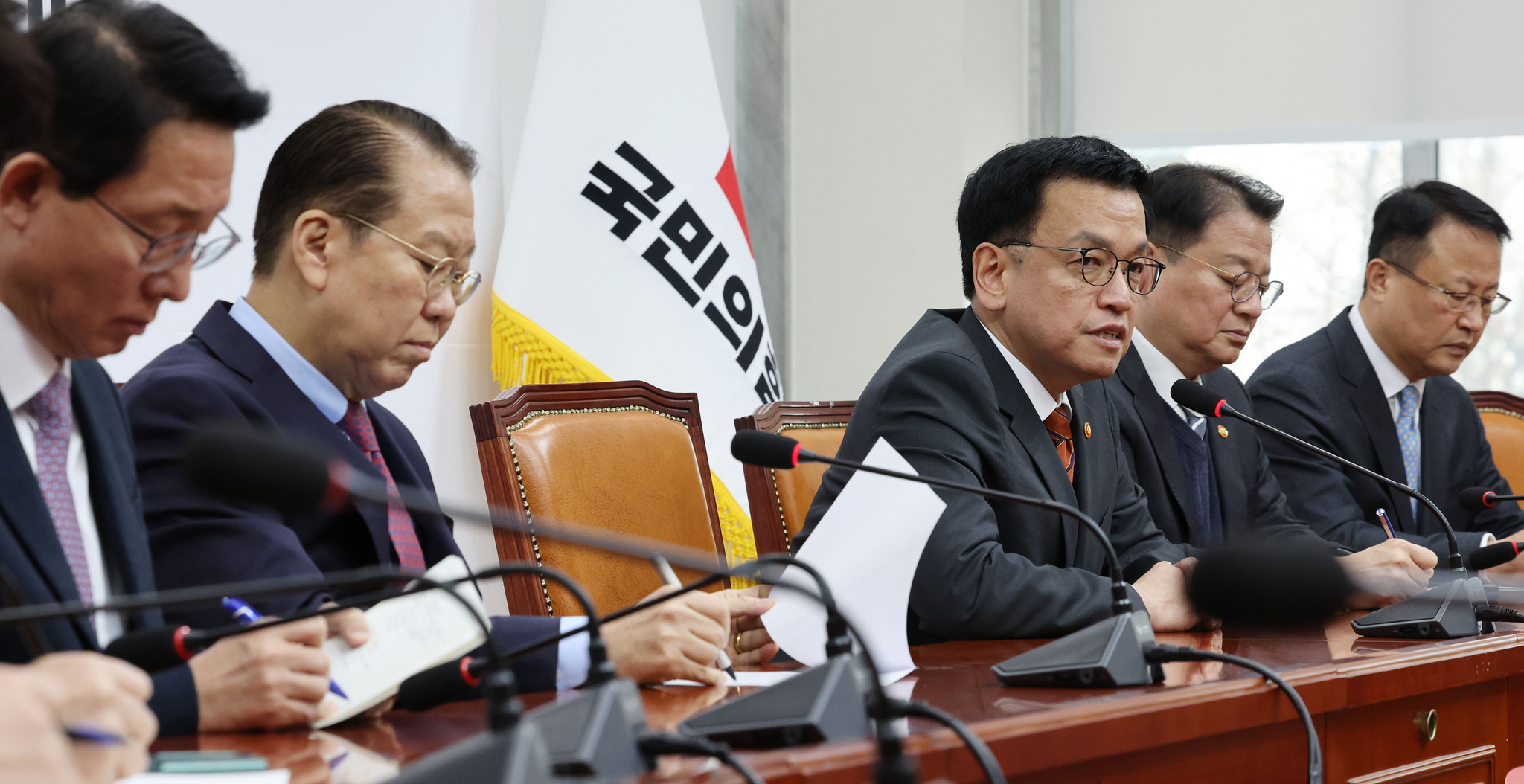 Acting President Choi Sang-mok, third from right, speaks at a meeting with members of the conservative People Power Party that included interim party leader Rep. Kwon Young-se, second from left, at the National Assembly on Jan. 13. [YONHAP]