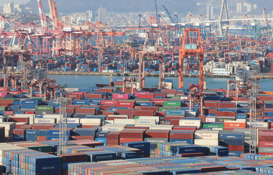 Containers at a port in the southeastern city of Busan on Dec. 31, 2024 [YONHAP]