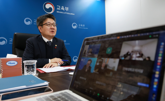 Oh Seok-hwan, vice minister of education, addresses a tuition issue during a virtual meeting with the heads of Chungbuk and Chonnam national universities on Wednesday. [NEWS1]