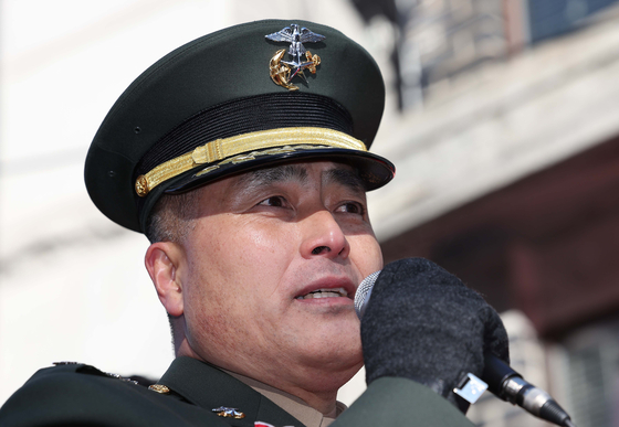 Marine Col. Park Jung-hun, a former Marine Corps chief investigator, speaks to reporters at the High Military Court at the Defense Ministry compound in Seoul on Jan. 9, after the court acquitted him of insubordination charges in a military probe into a young conscript killed during flood-related rescue operations. [YONHAP]