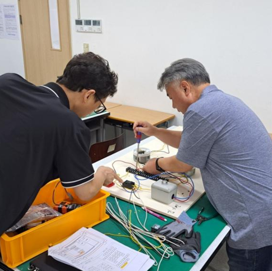 A middle-aged individual participates in a job training program launched by the Seoul Metropolitan Government last year in an undated photo provided by the city government on Monday. [SEOUL METROPOLITAN GOVERNMENT]