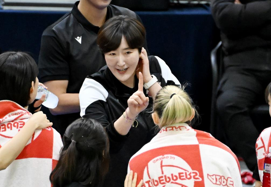Gwangju Pepper Savings Bank AI Peppers head coach Chang So-hyun, center, instructs her players during the V League game against Suwon Hyundai Engineering & Construction Hillstate at Suwon Gymnasium in Suwon, Gyeonggi on Jan. 12. [YONHAP]