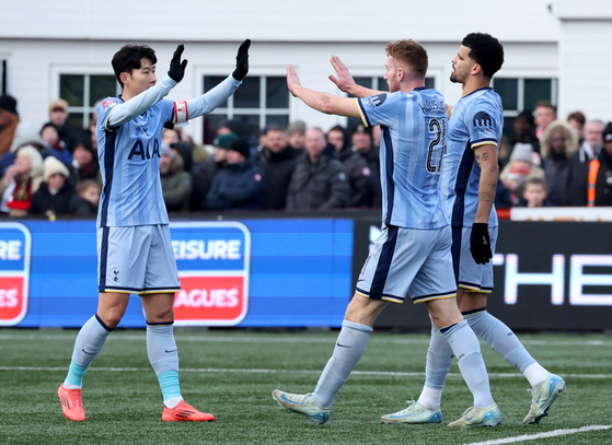 Tottenham Hotspur celebrate during the FA Cup match against Tamworth at the Lamb Ground in England on Jan. 12. [REUTERS/YONHAP] 