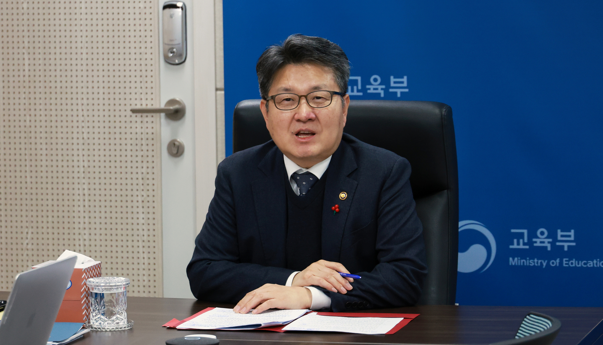 Oh Seok-hwan, vice minister of education, asks national university presidents to keep tuition frozen during a virtual meeting on Jan. 10. Vice Minister Oh held a similar meeting with private university presidents on Monday, also asking for a tuition freeze. [NEWS1] 