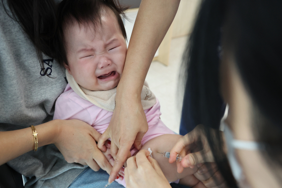 A baby receives an influenza immunization shot at a pediatric clinic in northern Seoul in October 2024. [YONHAP]