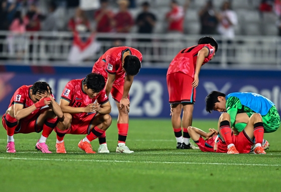 The Korean U-23 national team reacts after losing to Indonesia a penalty shootout 11-10 during the quarterfinals of the U-23 AFC Asian Cup in Doha, Qatar, on April 25, 2024. [XINHUA/YONHAP]