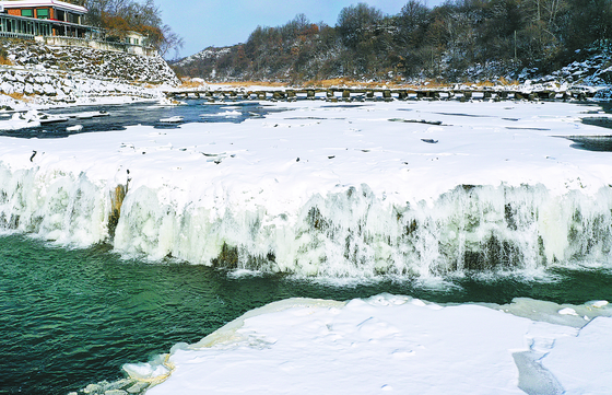 Sambuyeon Falls in Cheorwon County, Gangwon [CHEORWON COUNTY]