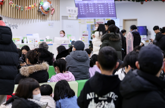 A hospital waiting room is crowded with patients and their caretakers on Dec. 5. [NEWS1] 