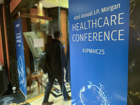A man leaves the registration room at the 43rd J.P. Morgan Healthcare Conference, in San Francisco, California, on Jan. 12. [REUTERS/YONHAP]