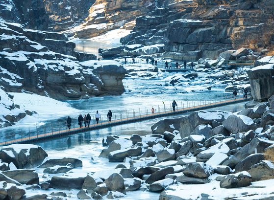 Trekkers participate in the Cheorwon Hantan River Ice Trekking Festival in Cheorwon County, Gangwon, which kicked off on Jan. 11. [YONHAP]
