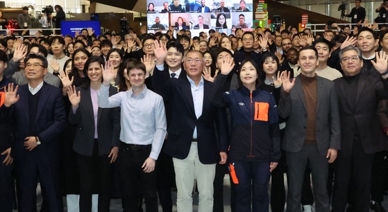 Hyundai Motor Group Executive Chair Euisun Chung, center, and executives take a photo during a New Year's event at Hyundai Motorstudio Goyang in Goyang, Gyeonggi, on Jan. 6. [YONHAP] 