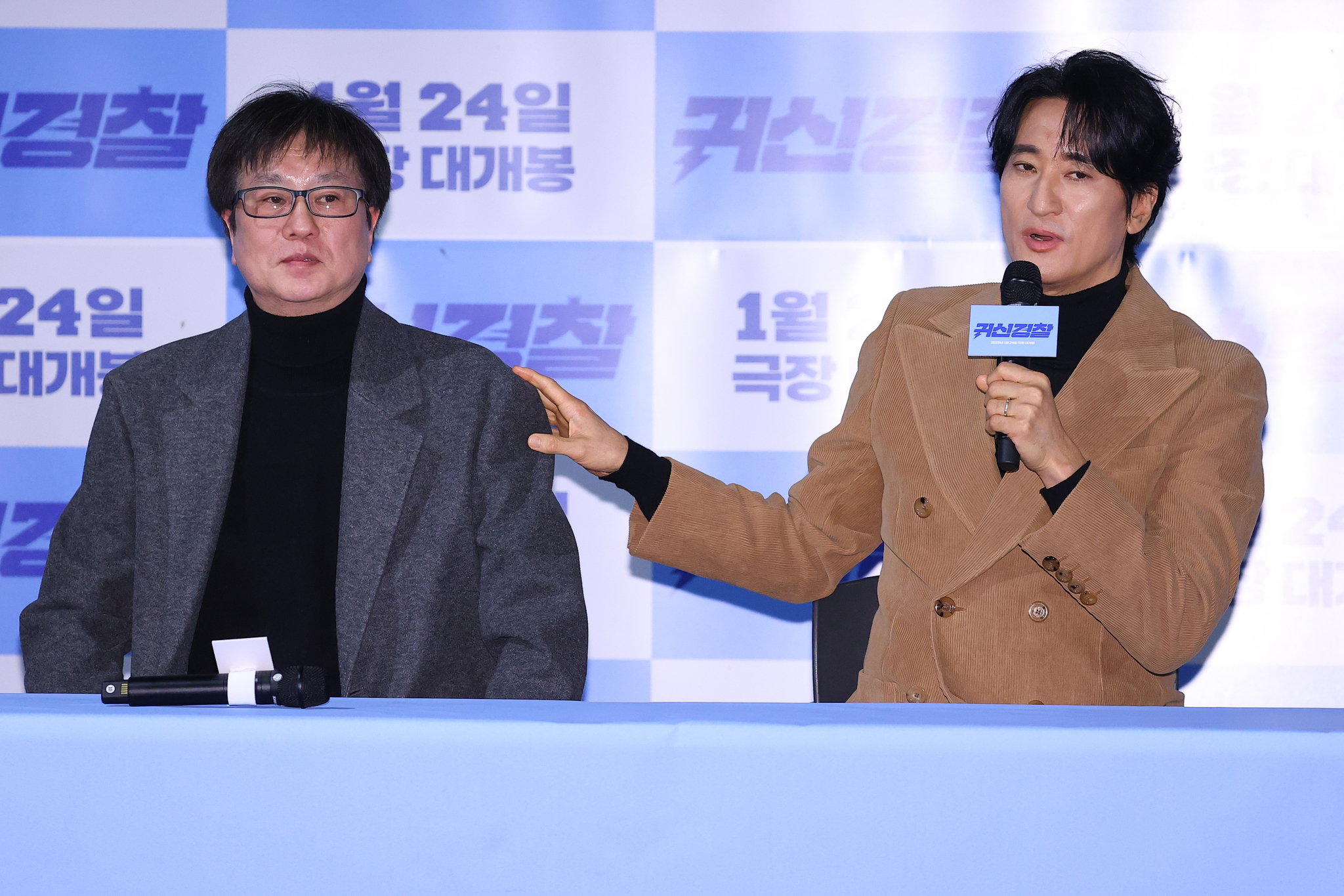 Director Kim Young-jun, left, and actor Shin Hyun-joon speak during a a press conference held on Jan. 13 at CGV Yongsan I'Park Mall in central Seoul. [YONHAP]