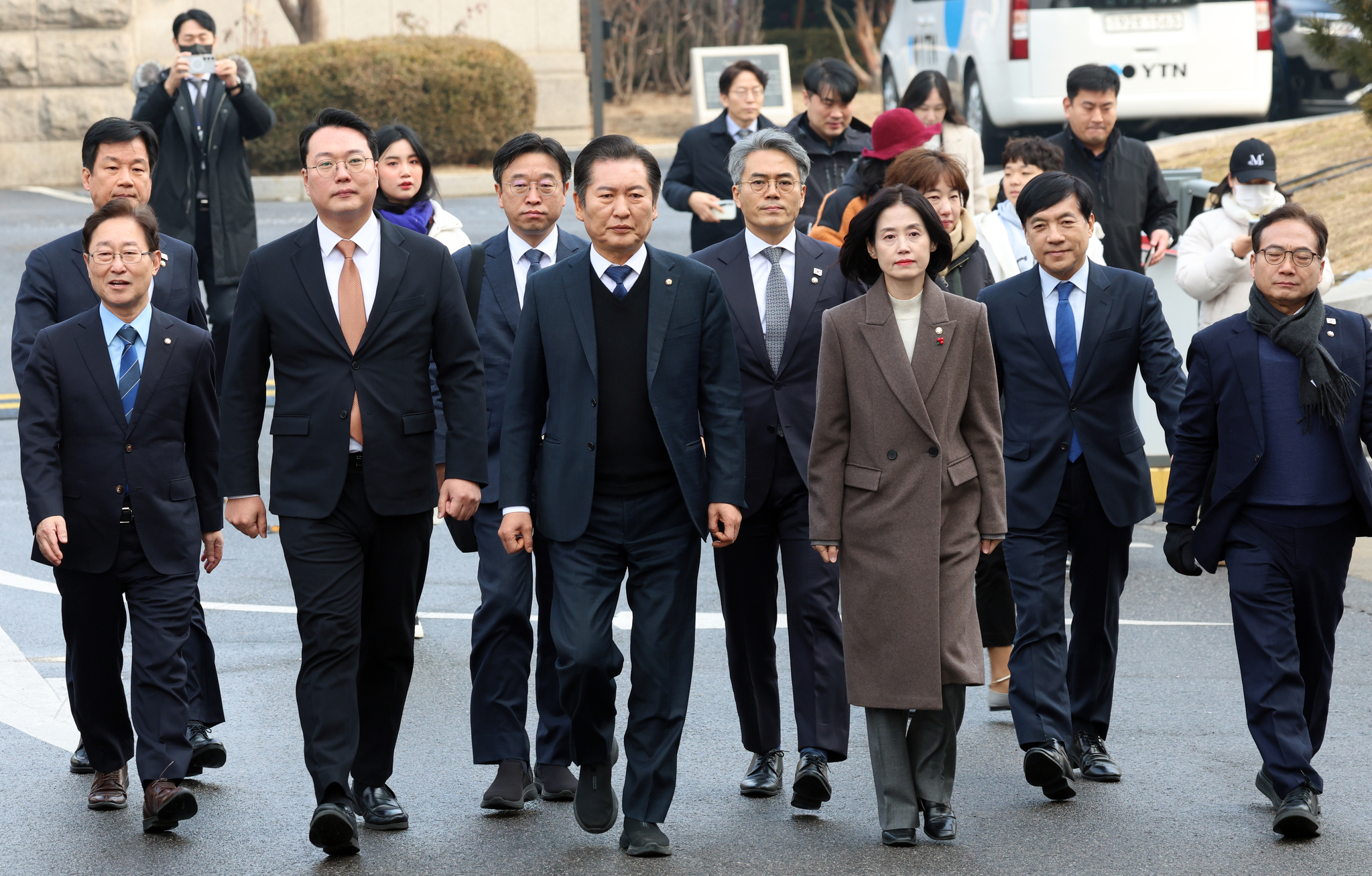 Members of the National Assembly's impeachment investigation committee arrive at the Constitutional Court in Jongno District, central Seoul, to attend the first formal hearing of President Yoon Suk Yeol's impeachment trial on Jan. 14. [NEWS1]