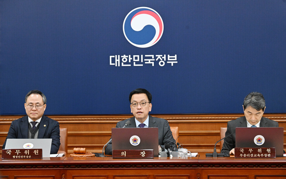 Acting President Choi Sang-mok presides over a Cabinet meeting at the Seoul Government Complex in Jongno District, central Seoul, on Jan. 14. [NEWS1]