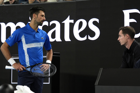 Novak Djokovic discussing tactics with new coach Andy Murray during his first round match in the Australian Open in Melbourne, Australia, Monday, Jan. 13, 2025.  [AP/YONHAP]