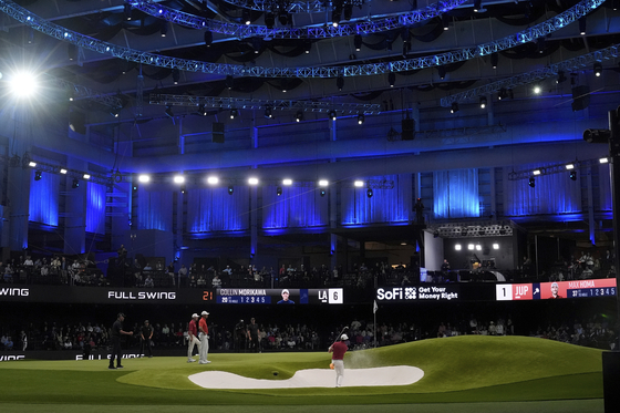Max Homa of the Jupiter Links Golf Club hits from the sand in the ninth hole during match against the Los Angeles Golf Club, Jan. 14 in Palm Beach Gardens, Florida. [AP/YONHAP] 