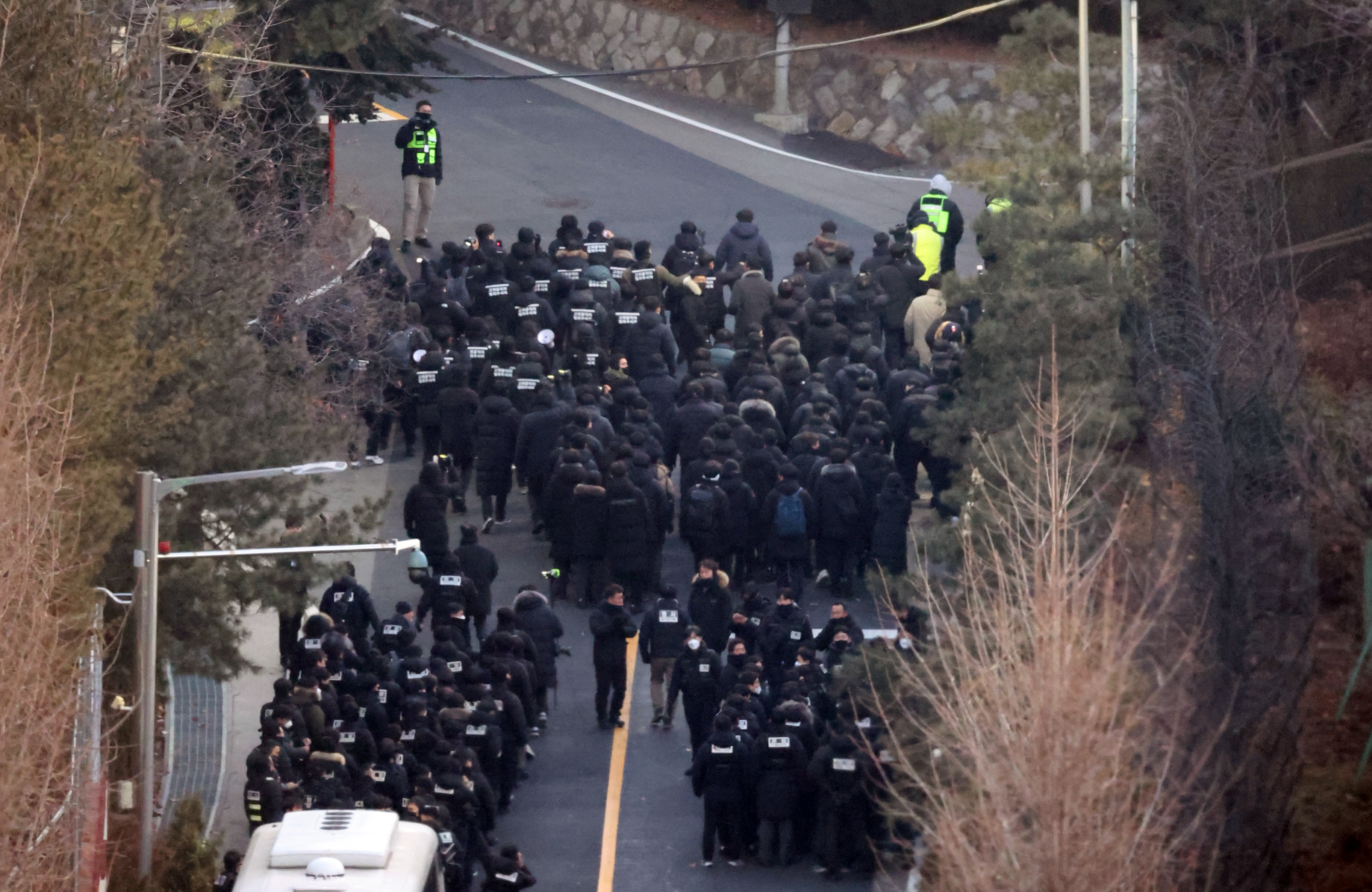 Officials from the Corruption Investigation Office for High-ranking Officials and police enter the presidential residence in Yongsan District, central Seoul, on Jan. 15 on their way to arrest President Yoon Suk Yeol. [YONHAP]