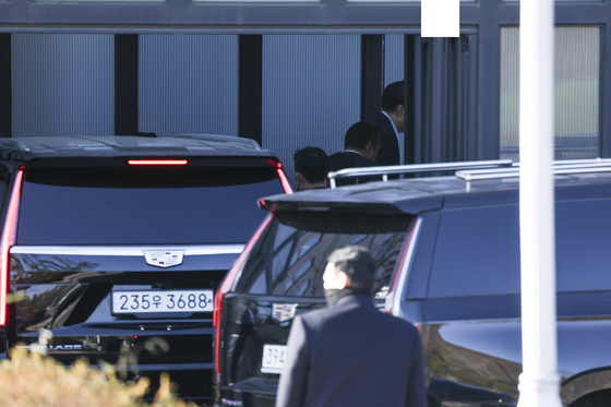 President Yoon Suk Yeol heads into the Corruption Investigation Office for High-ranking Officials (CIO) headquarters in Gwacheon, Gyeonggi on Jan. 15. [KIM SUNG-RYONG]