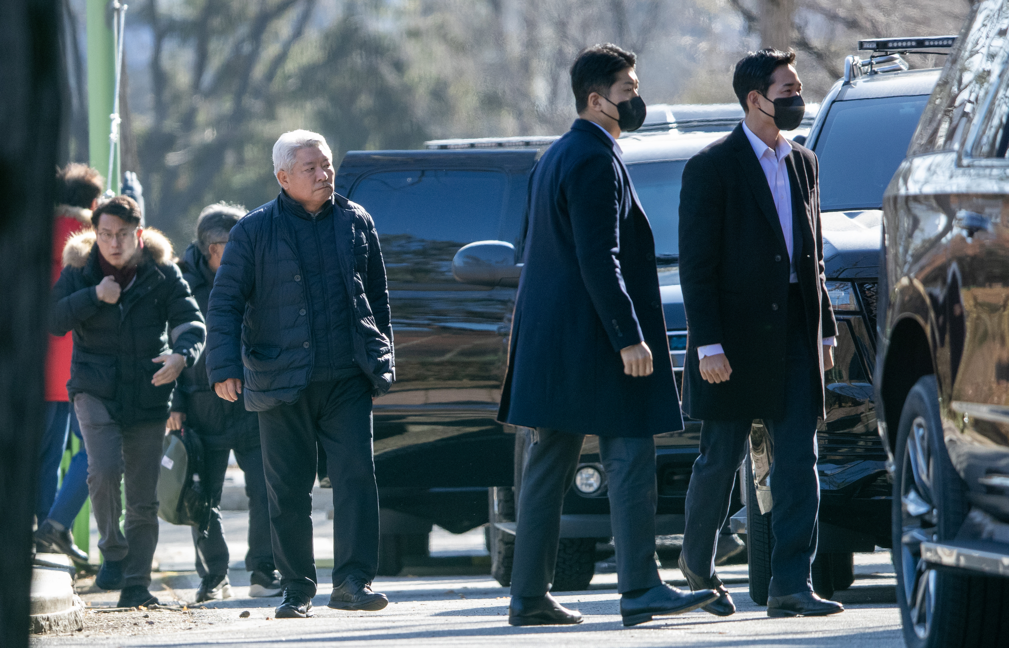 People Power Party lawmaker Yoon Sang-hyun, far left, and other members of President Yoon Suk Yeol's legal defense team and his security detail arrive at the headquarters of the Corruption Investigation Office for High-ranking Officials in Gwacheon, Gyeonggi, on Jan. 15. [JOINT PRESS CORPS] 