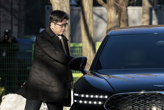 Oh Dong-woon, chief of the Corruption Investigation Office for High-Ranking Officials, arrives at his agency's headquarters in Gwacheon, Gyeonggi, on Dec. 29. [JOINT PRESS CORPS]