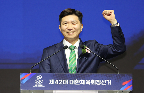 Ryu Seung-min celebrates his victory in the election for president of the Korean Sport & Olympic Committee at the Olympic Hall in southern Seoul on Jan. 14. [NEWS1] 