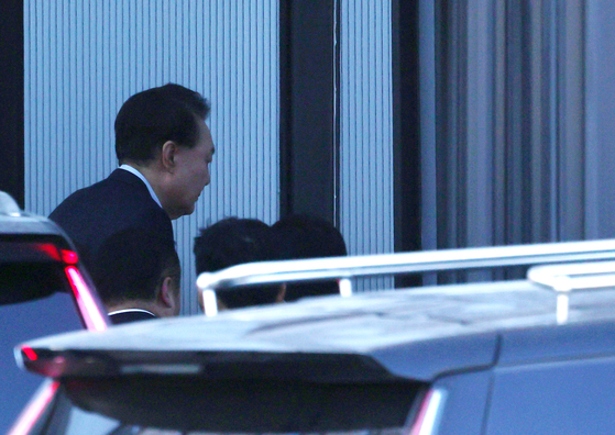 President Yoon Suk Yeol walks into the Corruption Investigation Office for High-ranking Officials (CIO) headquarters in Gwacheon, Gyeonggi on Jan. 15. [NEWS1]