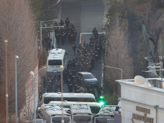 Investigators from the Corruption Investigation Office for High-ranking Officials and police enter the presidential residence compound in Hannam-dong, central Seoul, on Jan. 15, as they make a second attempt to execute a warrant to detain impeached President Yoon Suk Yeol early Wednesday. [NEWS1]  