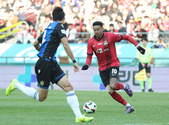 FC Seoul midfielder Jesse Lingard, right, dribbles during the K League 1 match against Incheon United at Seoul World Cup Stadium in western Seoul on March 10, 2024. [YONHAP]