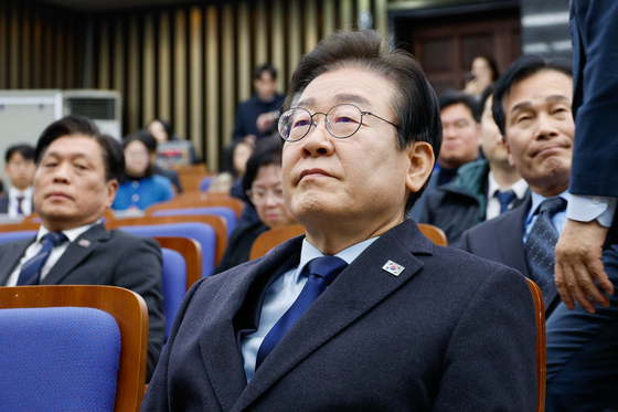 Democratic Party leader Lee Jae-myung watches news of President Yoon Suk Yeol's arrest by the Corruption Investigation Office for High-ranking Officials while attending an emergency general meeting of lawmakers held at the National Assembly in Yeouido, western Seoul, on Jan. 15. [NEWS1]