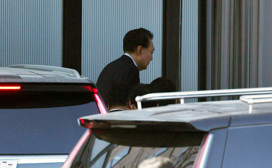 Impeached President Yoon Suk Yeol arrives at the Corruption Investigation Office for High-ranking Officials headquarters in Gwacheon, Gyeonggi, for questioning on Jan. 15. [NEWS1] 