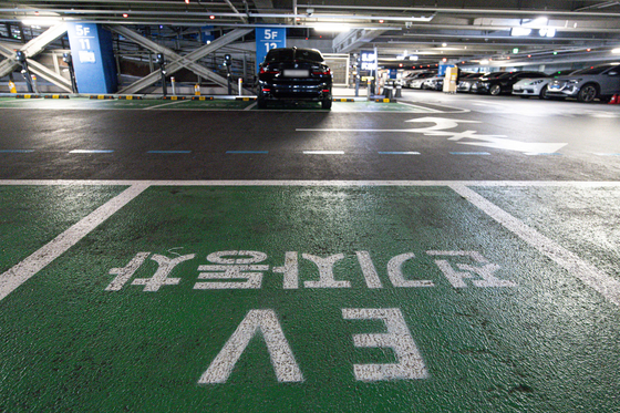 An EV charging station in downtown Seoul on Sept. 6 [NEWS1]