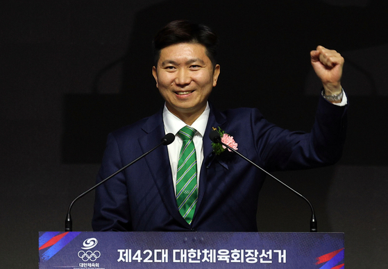 Ryu Seung-min celebrates his victory in the election for president of the Korean Sport & Olympic Committee at the Olympic Hall in southern Seoul on Jan. 14. [YONHAP]