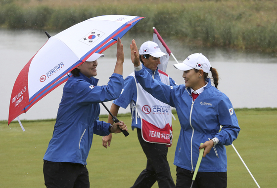 The Korean team react during the 2018 International Crown at the Jack Nicklaus Golf Club Korea in Incheon on Oct. 5, 2018. [AP/YONHAP]