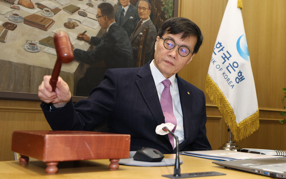 Bank of Korea Gov. Rhee Chang-yong at the Monetary Policy Board meeting on Jan. 16 at the central bank in Jung District, central Seoul [JOINT PRESS CORPS]