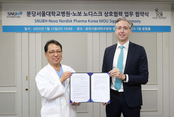 Seoul National University Bundang Hospital President of Biomedical Research Institute Lee Hak-jong, left, and Novo Nordisk Pharma Korea General Manager Sasha Semienchuk pose for the camera at the memorandum of understanding signing ceremony held at the Seoul National University Bundang Hospital on Jan. 15. [NOVO NORDISK PHARMA]