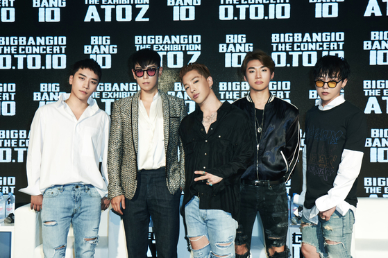 Choi Seung-hyun, second from left, poses for photos with other Big Bang members at an event to celebrate the 10th anniversary of the group's debut in 2016. [YG ENTERTAINMENT]