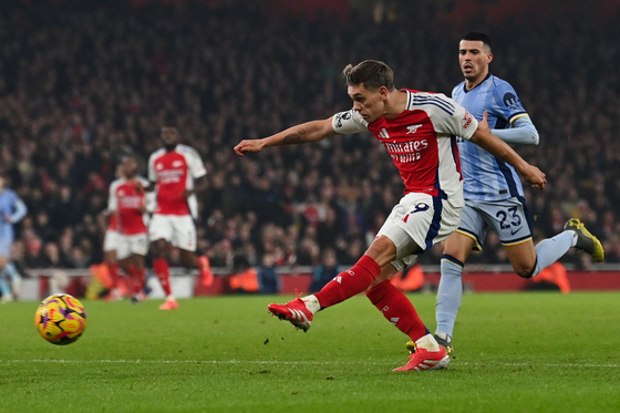 Arsenal midfielder Leandro Trossard shoots during the Premier League match against Tottenham Hotspur at Emirates Stadium in London on Jan. 15. [AFP/YONHAP]  