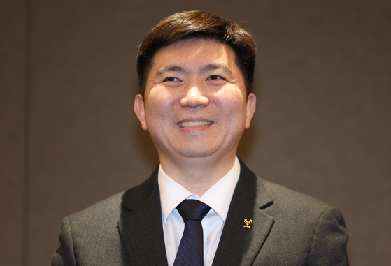 Newly elected president of the Korean Sport & Olympic Committee Ryu Seung-min smiles while answering questions during a press conference in Jung-su, Seoul, on Jan. 16. [YONHAP]
